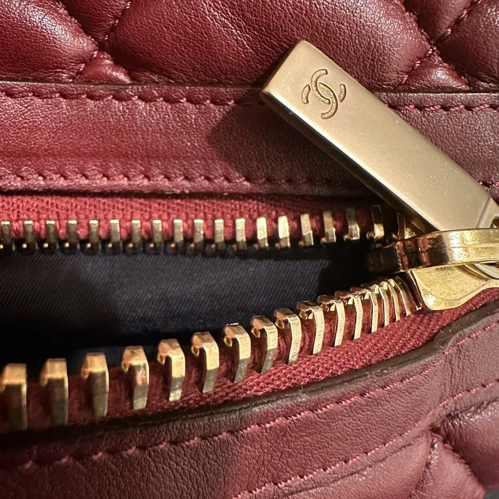AUTHENTIC Chanel Cacoon, Gold and cabernet, reversible - Picture 5 of 14
